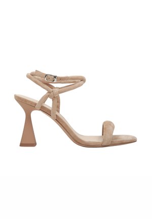 - Sandały na obcasie