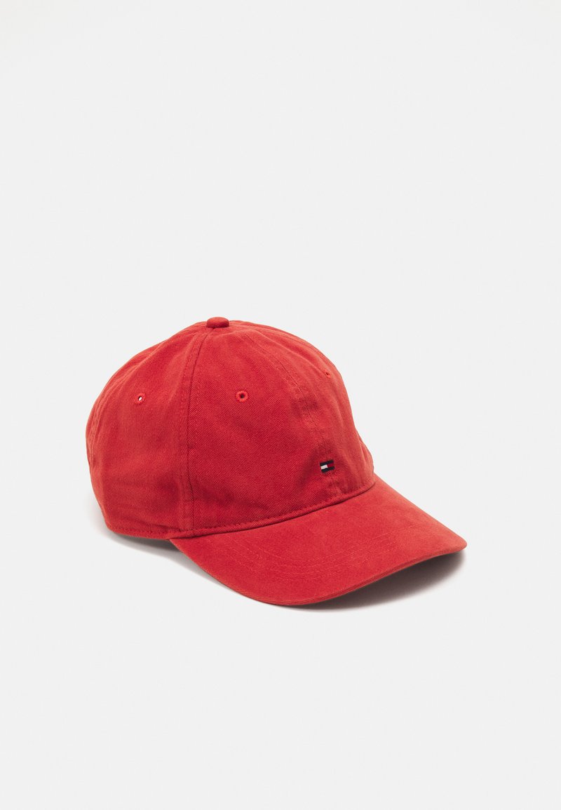 Rote Baumwoll-Baseballmütze mit gebogenem Schirm, verstellbarem Riemen hinten und kleinem Logo mit rot, weiß und blau gestreift auf der Vorderseite.