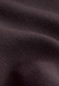 Dunkles Gewebe mit einer gerippten Textur, das feine horizontale Linien und eine weiche, leicht schimmernde Oberfläche aufweist.