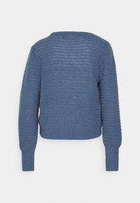 Blå stickad tröja med en strukturerad mönster, rund halsringning och långa ärmar. Har ribbade manschetter och nederkant. Bakvyn visas.