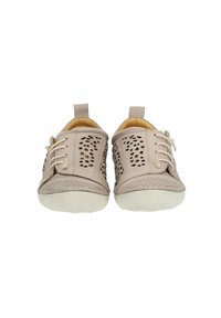 Lichtbeige geperforeerde lederen schoenen met een ronde neus, ronde veters en witte rubberen zolen. Ze hebben een achterste trekband voor gemakkelijk aantrekken.
