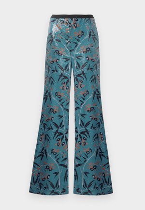 Calças largas em tecido teal com uma superfície texturizada, apresentando um padrão floral em azul-marinho, laranja e cinza. A cintura preta completa o design.