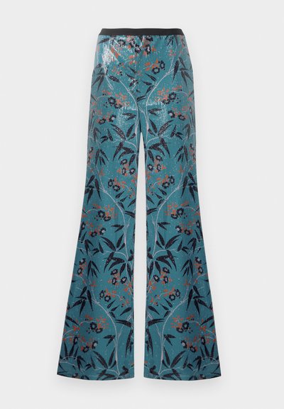Φαρδιά παντελόνια από τιρκουάζ ύφασμα με υφή, διακοσμημένα με λουλουδάτο μοτίβο σε ναυτικό μπλε, πορτοκαλί και γκρι. Η μαύρη ζώνη ολοκληρώνει το σχέδιο.