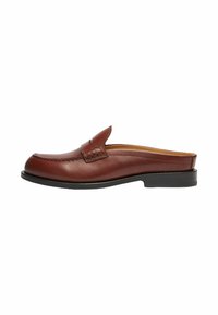 Smeđi kožni poluobuveni loafer s okruglim prstom, naglascima šivanja i ravnim crnim gumenim potplatom. Glatka tekstura s minimalnim ukrasima.