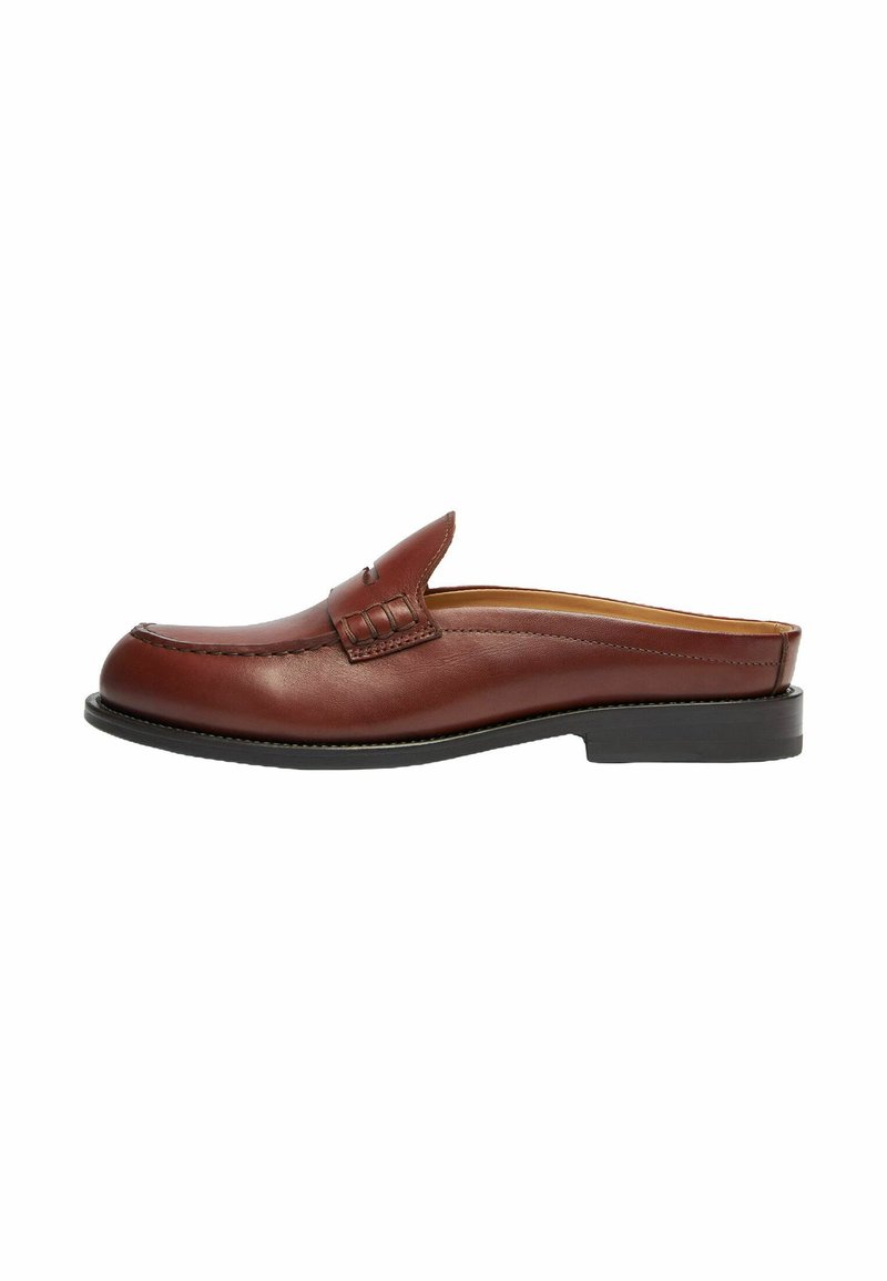 Smeđi kožni poluobuveni loafer s okruglim prstom, naglascima šivanja i ravnim crnim gumenim potplatom. Glatka tekstura s minimalnim ukrasima.