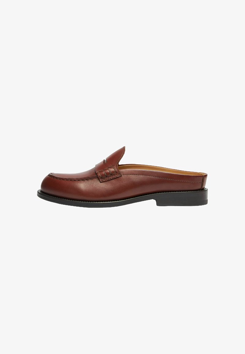 Mocassin en cuir marron à enfiler avec un bout arrondi, des accents de couture et une semelle en caoutchouc noir plate. Texture lisse avec des embellissements minimes.