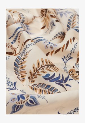 Crème stof met ingewikkelde blauwe en bruine botanische patronen, met vloeiende plooien en een gladde, zijdezachte textuur.