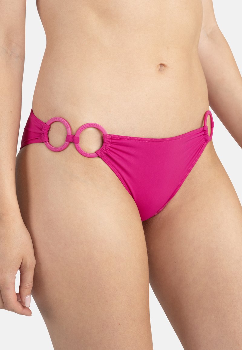 Bas de bikini rose avec deux accents circulaires sur les côtés, en tissu lisse avec une texture froncée.