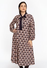 Langärmliges Kleid mit einem gemusterten Design in Pink und Marineblau, gerafften Ballonärmeln und einer Schleife am Kragen. Glatte Stoffstruktur.