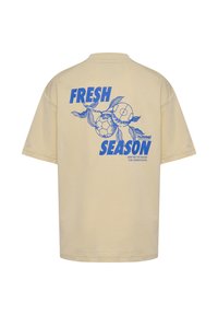 Beiges Baumwoll-T-Shirt mit kurzen Ärmeln und einem blauen Grafikdruck von Zitrusfrüchten sowie dem Schriftzug "FRESH SEASON" auf der Rückseite.