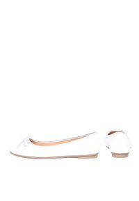 Ballerine bianche in pelle liscia, con punta rotonda, un sottile fiocco davanti e una suola in gomma marrone chiaro.