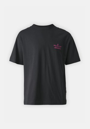 Schwarzes T-Shirt mit kurzen Ärmeln aus Baumwolle, mit einem pinkfarbenen Logo auf der linken Brustseite. Klassischer Rundhalsausschnitt und lässige Passform.