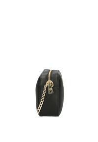 Borsa in pelle nera di forma rettangolare, con una cerniera dorata e tracolla a catena. Include un piccolo dettaglio con logo e superficie texturizzata.