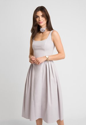 Jasnoszara midi sukienka z kwadratowym dekoltem i plisy na spódnicy. W zestawie pasujący choker z detalem różanym. Gładka tekstura materiału.