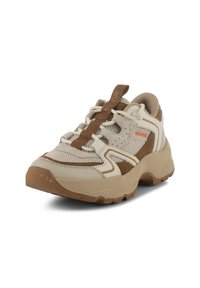 Masywne buty sportowe w beżowo-brązowej kolorystyce, wykonane z siateczki i zamszu, z wiązaniem na sznurowadła i grubą gumową podeszwą.