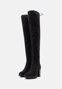 Melni zamši virs-ceļgala zābaki ar masīlu papēdi, noapaļotu purngalu, sānu rāvējslēdzēju un teksturētu melnu gumijas zoli.