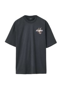 Μαύρο βαμβακερό μπλουζάκι με κοντά μανίκια, με γραφικό σχέδιο λουλουδιών και κείμενο στο στήθος. Στρογγυλή λαιμόκοψη, άνετη εφαρμογή.