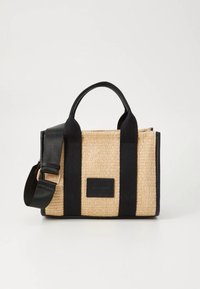 Kleine Handtasche aus gewebtem Stroh mit schwarzen Stoffakzenten. Verfügt über zwei Obergriffe und einen abnehmbaren Schulterriemen. Strukturierte Oberfläche.
