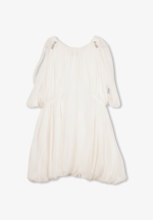 Robe blanche fluide en tissu léger, avec un col rond, des manches amples, une taille élastique, et des boutons décoratifs argentés sur les épaules.