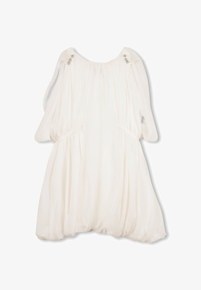 Robe blanche fluide en tissu léger, avec un col rond, des manches amples, une taille élastique, et des boutons décoratifs argentés sur les épaules.