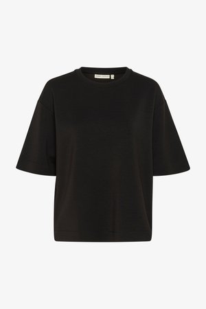 Juodas, per didelis, trumpomis rankovėmis marškinėlis su apvalia iškirpte ir tiesia apačia, pateiktas ant balto fono.