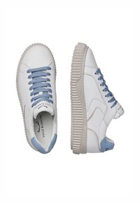 Weiße Leder-Sneaker mit hellblauen Akzenten, strukturierter Gummisohle, blauen Schnürsenkeln und gepolstertem Schaft. Logo auf der Innensohle sichtbar.