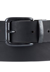 Zwarte leren riem met een gestructureerde afwerking, voorzien van een zilverkleurige metalen gesp en pin. Inclusief gelijkmatig verdeelde gaten voor aanpassing.