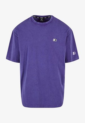 Vijolična bombažna majica s kratkimi rokavi in krožnim izrezom, z diskretnim logotipom na prsih in rokavu. Mehka tekstura, sproščen kroj.