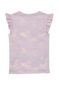 Lila majica s kratkimi volanastimi rokavi, s soft, oblačnim vzorcem v svetlejših odtenkih. Gladka tekstura in okrogla izrezanina.