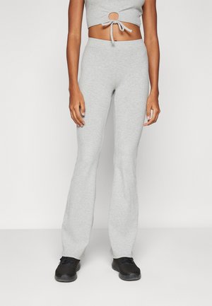 Pantalones de campana grises y acanalados con un ajuste cómodo. Combinados con un top corto a juego que presenta un corte circular y detalle de lazo.