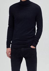 Schwarzer Rollkragenpullover aus weichem Stoff, mit langen Ärmeln und geripptem Kragen. Die Passform ist eng anliegend, mit einer glatten Textur.