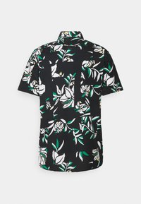 Chemise noire à manches courtes avec un motif floral comprenant des fleurs blanches, des feuilles vertes et des accents jaunes ; le tissu semble léger.