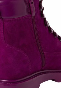 Fuchsiové semišové kotníkové boty s lesklým fialovým koženým svrškem, bočním zipem a texturovanými tkaničkami, s pevnou podrážkou a zpevněnním švem.