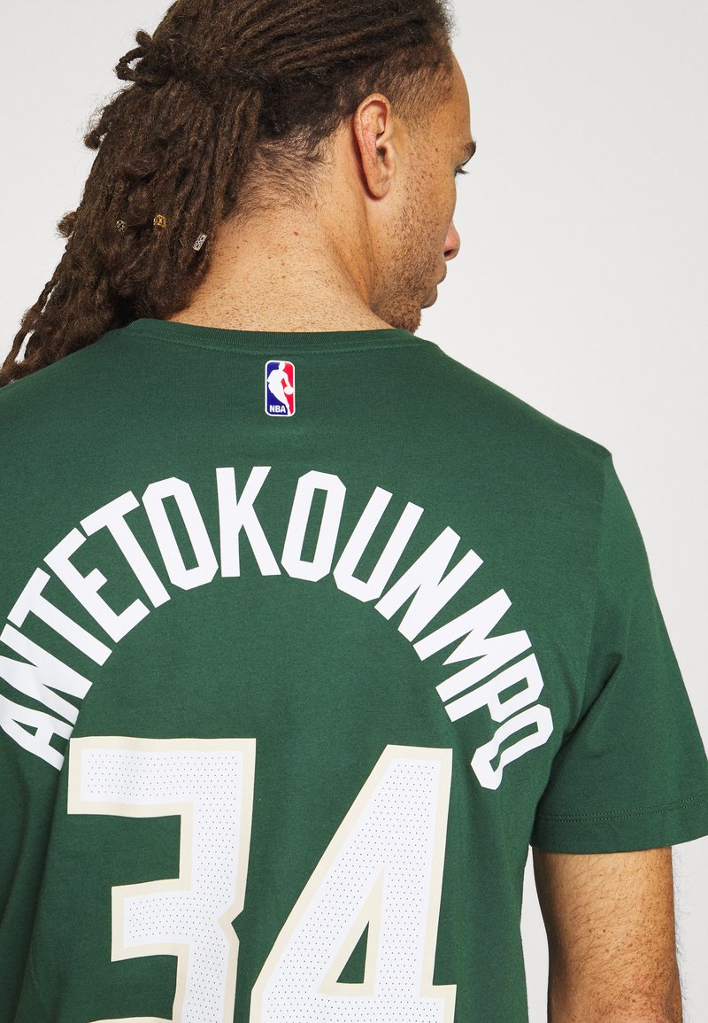 Calificación Parche Diversidad Nike Performance NBA MILWAUKEE BUCKS GIANNIS ANTETOKOUNMPO ICON NAME &  NUMBER TEE - Equipación de clubes - fir/verde - Zalando.es