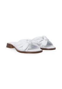 Hvide slide-sandaler lavet af blødt læder med et knyttet design på remmene. Har en lav, brun træhæl.