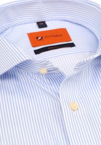 Lichtblauwe en witte slim fit overhemd met verticale strepen, button-down kraag en oranje merkembleem binnenin de hals.