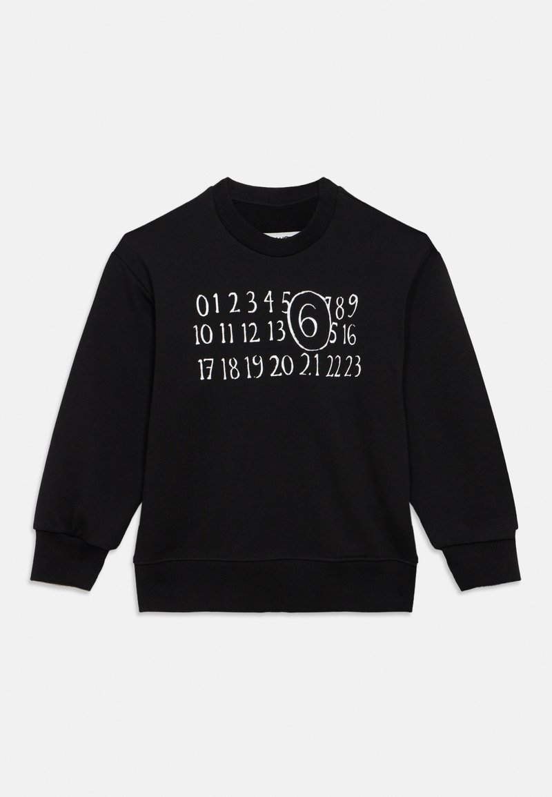 Felpa nera a maniche lunghe con numeri bianchi disposti come un calendario, con il numero 6 cerchiato al centro davanti.