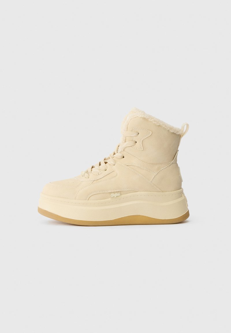 Botas altas beiges com colarinho de pelagem macia, design com atacadores, sola de plataforma grossa e material de camurça texturizado. Sola de borracha para melhor aderência.