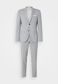 Hellgrauer Anzug mit einem Zweiknopfblazer mit spitzen Revers und passender Hose, gefertigt aus glattem Stoff mit taillierter Passform.