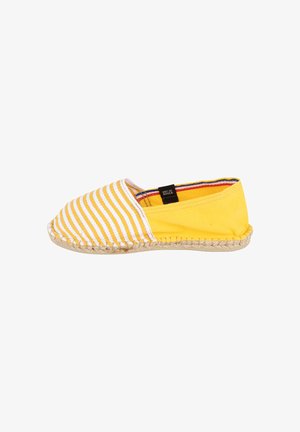 Espadrille jaune avec rayures blanches, dessus en toile, semelle en jute tissée et doublure intérieure en tissu rouge et bleu contrastant.