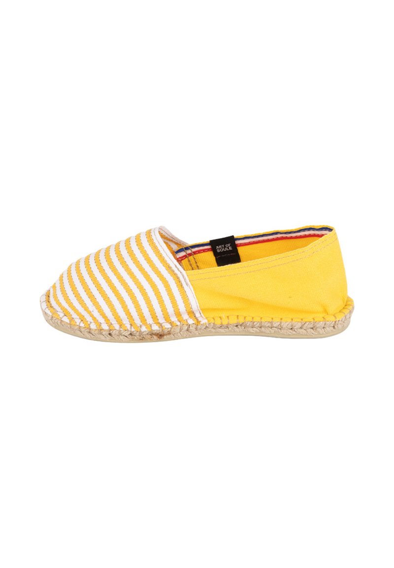 Espadrille jaune avec rayures blanches, dessus en toile, semelle en jute tissée et doublure intérieure en tissu rouge et bleu contrastant.