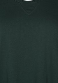 Dunkelgrünes, geripptes T-Shirt mit V-Ausschnitt und glatter Textur, ohne sichtbare Muster oder Akzente.