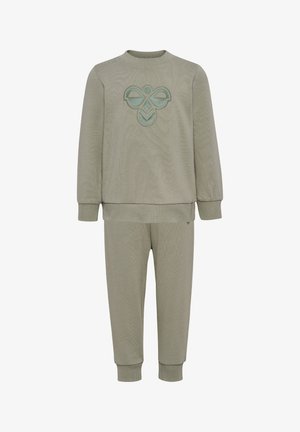 Loungewear-Set aus Baumwolle in weichem Olivgrün, bestehend aus einem strukturierten Oberteil mit rundem Ausschnitt und einem geprägten geometrischen Muster, kombiniert mit schmal geschnittenen Hosen.