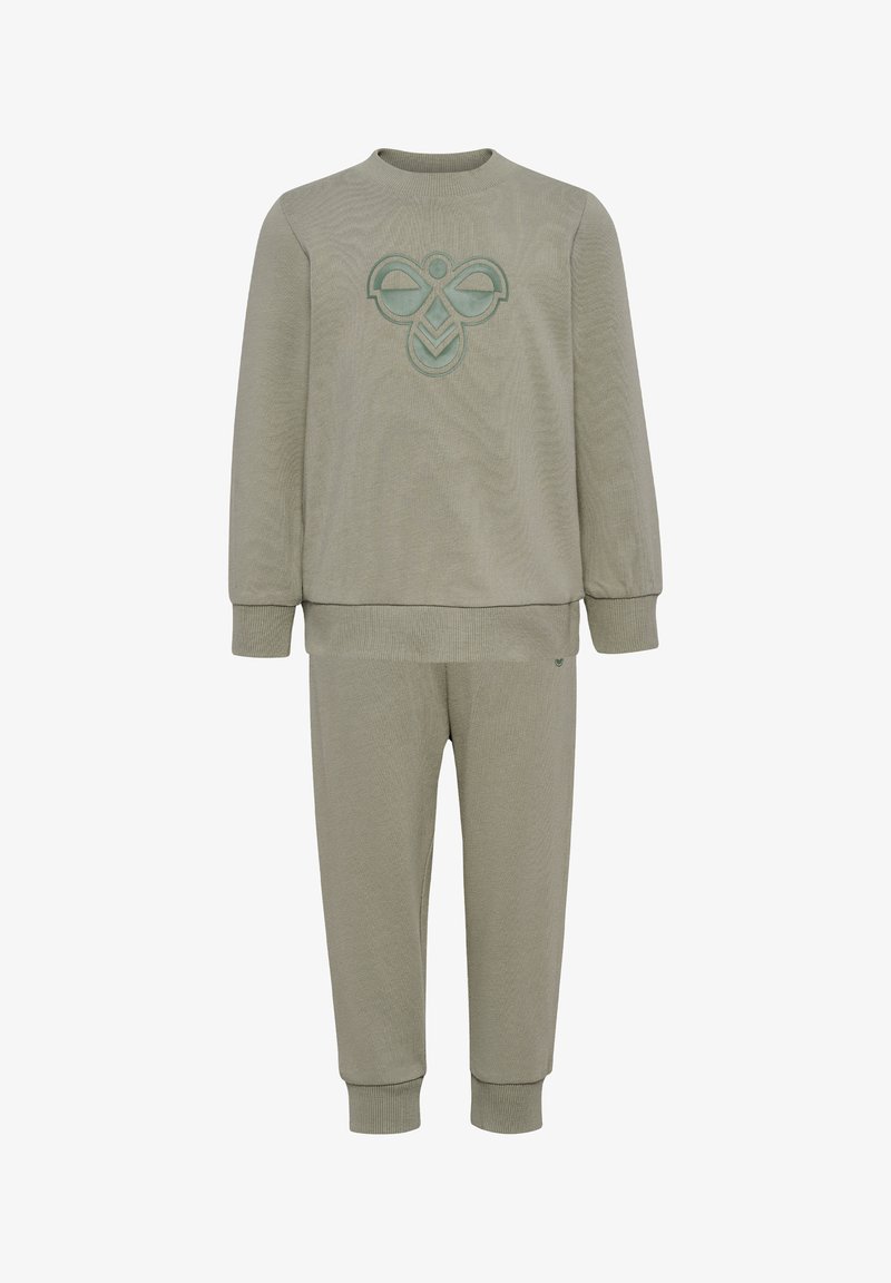 Bawełniany zestaw do noszenia w domu w delikatnym oliwkowym kolorze, składający się z teksturowanej bluzki z okrągłym dekoltem i tłoczonym geometrycznym wzorem oraz dopasowanych spodni.