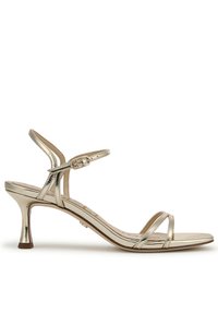 Sandal in metallo dorato con tacco alto, dotata di due sottili cinturini sulla parte superiore del piede e di un cinturino alla caviglia regolabile. Presenta un tacco slanciato e una finitura liscia.