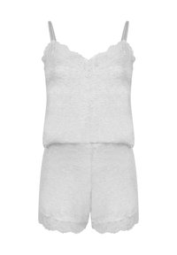 Conjunto de ropa de casa blanco que incluye una parte superior sin mangas con encaje y pantalones cortos holgados, ambos hechos de una tela suave y ligera.