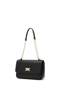 Borsa a mano in similpelle nera con design trapuntato, catena dorata e manico in pelle, e dettaglio metallico frontale. Forma rettangolare con chiusura a patta.