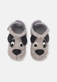 Pantofole grigie e pelose a forma di testa di cane, con orecchie in feltro nero e grandi occhi ricamati. Materiale morbido e testurizzato e design arrotondato.