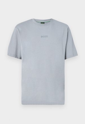 Gaiši zils, īsām piedurknēm T-krekls, izgatavots no mīkstas auduma ar apaļu kakla izgriezumu. Uz krūtīm ir izšūts "BOSS" logo.