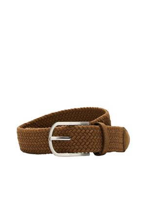 Ceinture en tissu tissé marron avec boucle en métal argenté, enroulée sur fond blanc.